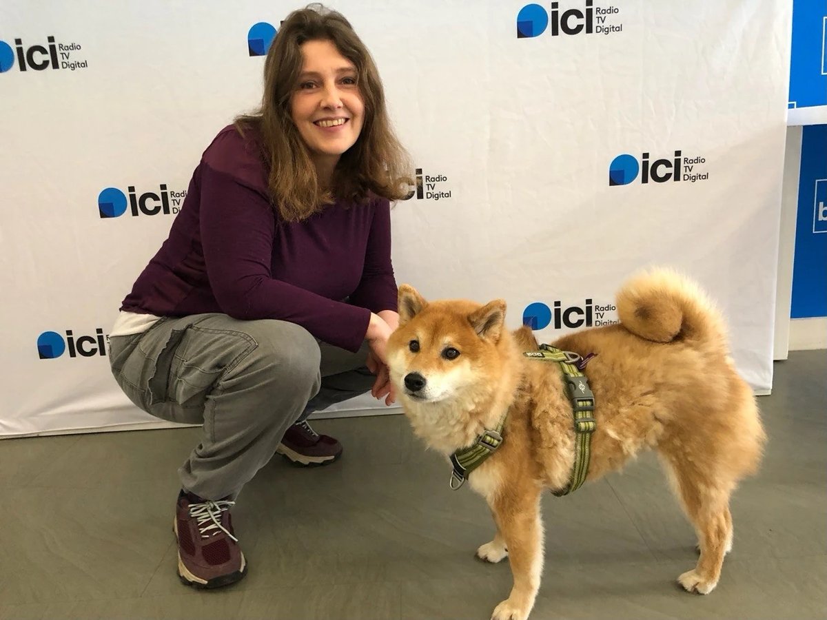 Véronique et Yesse devant le décor de la radio ici
