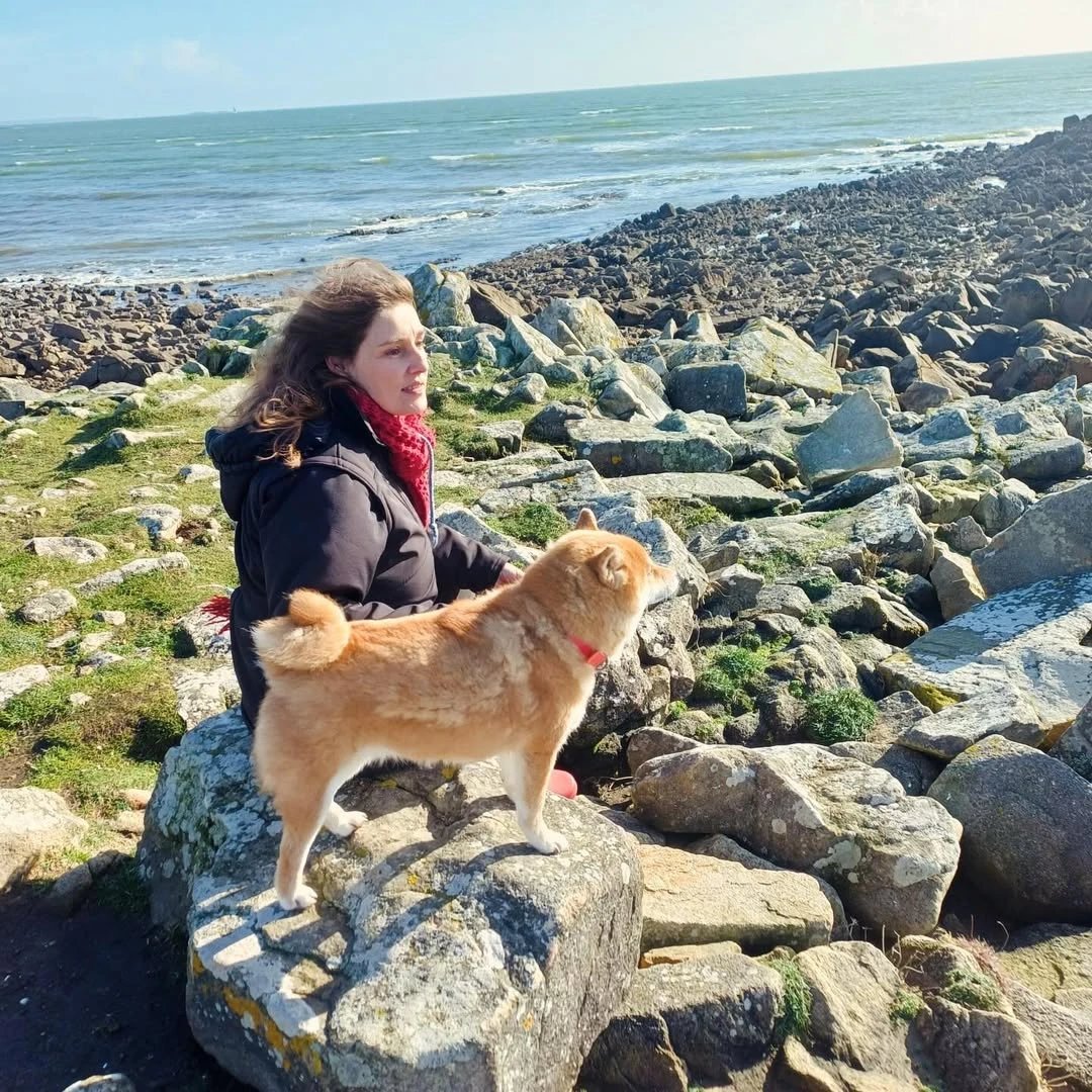 Véronique et Yesse sur les rochers devant l’océan